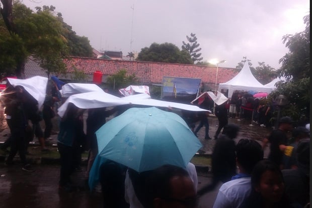 Hujan, Fans Tetap Semangat...
