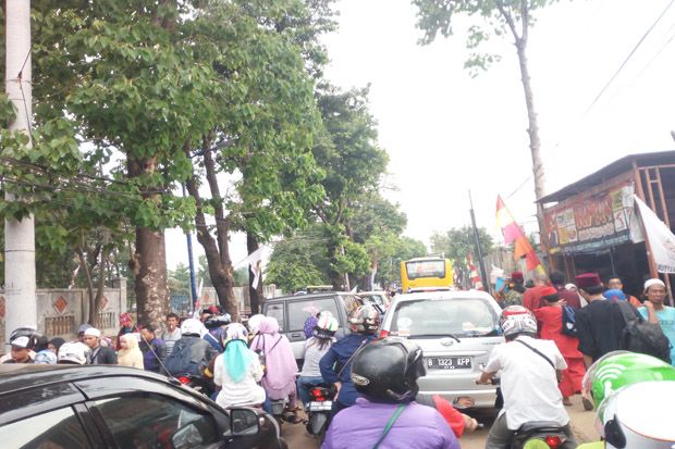 Warga Jakarta Berdesakan...
