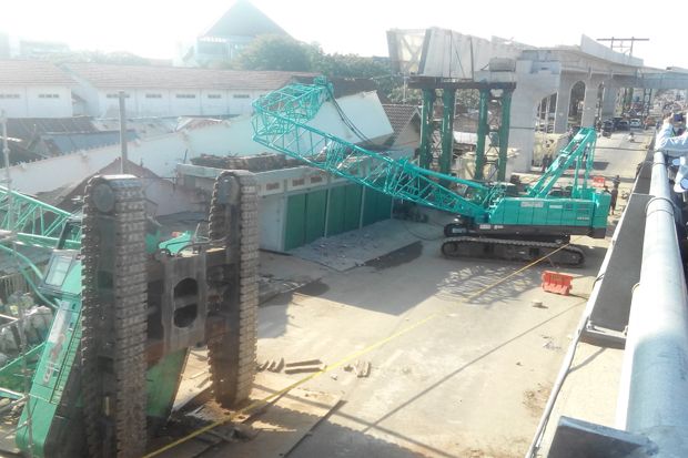 Crane LRT Roboh Timpa...