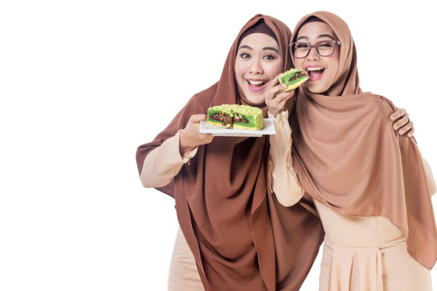 Oki and Ria Ricis Hold...
