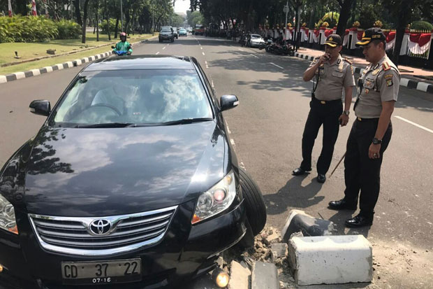 Mobil Dinas Kedutaan...