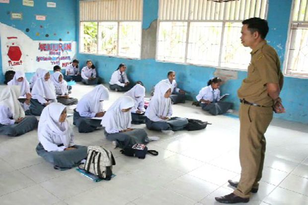 Tak Ada Kursi, 228 Siswa...