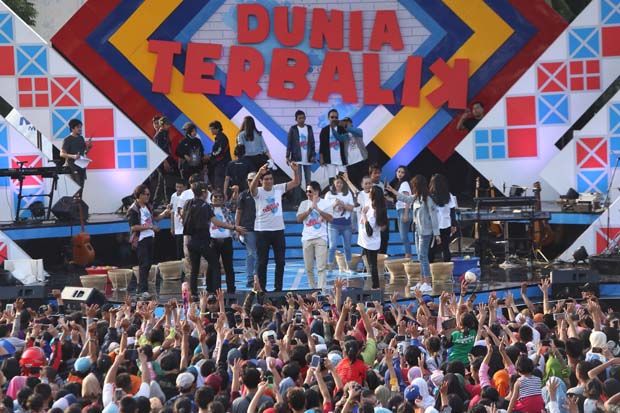 Ribuan Penonton Serbu...