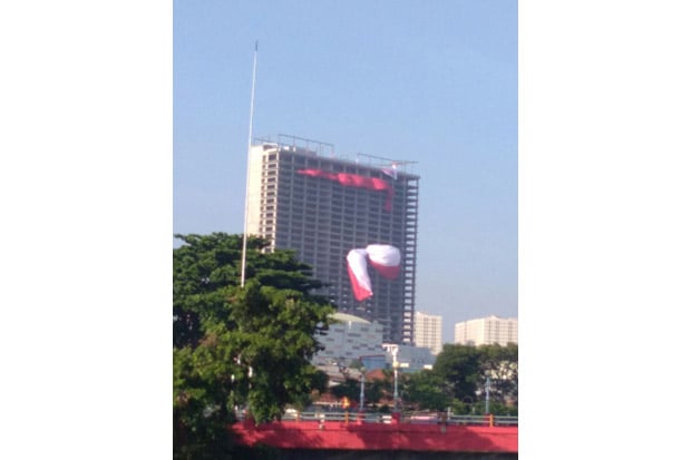 Baru Dikibarkan, Bendera...