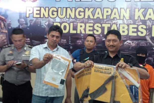 Geledah Kontrakan Kurir...