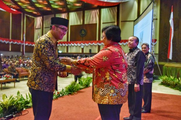 Luar Biasa, Tiga Tahun...
