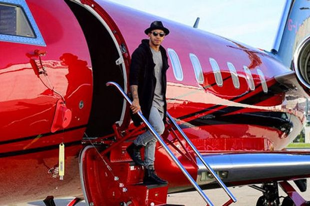 Gaya Jetset Lewis Hamilton...