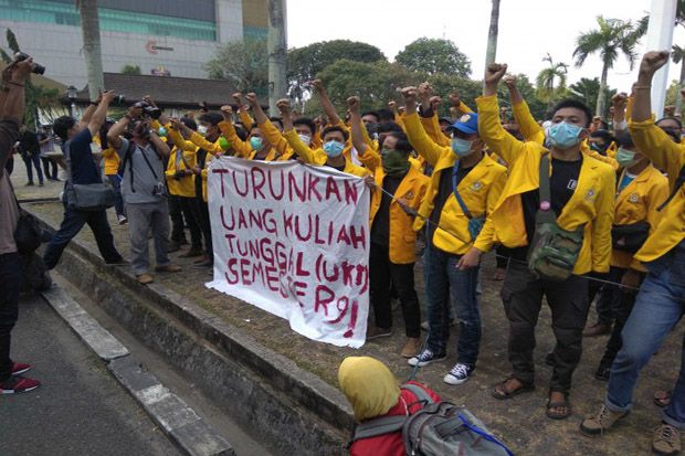 Ratusan Mahasiswa Geruduk...