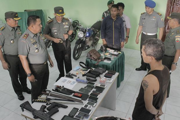TNI AD Gerebek Rumah...