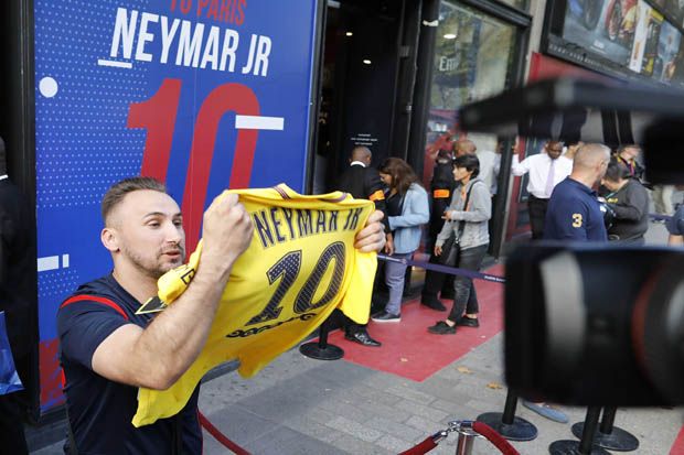 Fans PSG Berebut Replika...