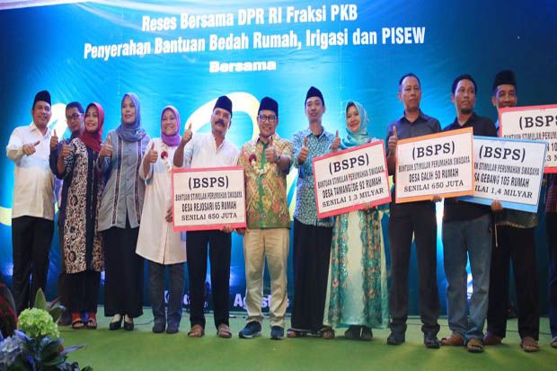 PKB Serahkan Bantuan...