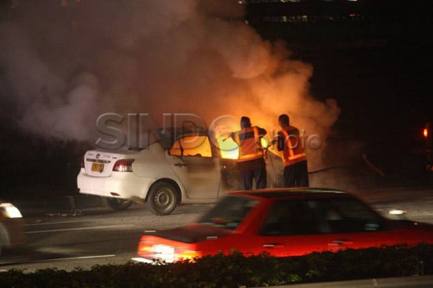 Mobil Terbakar di Tol...