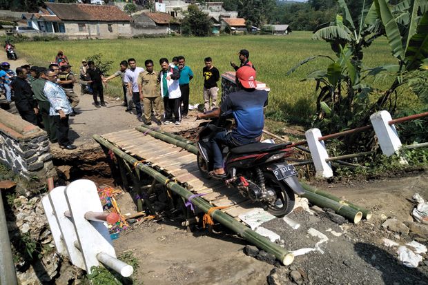 Jembatan Ambruk, Akses...