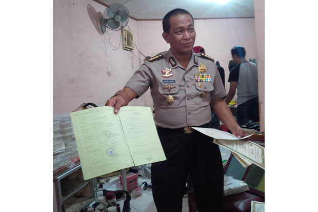 Polisi Geledah Rumah...