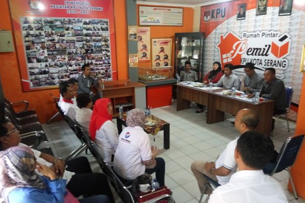 Kunjungi KPU Kota Serang,...