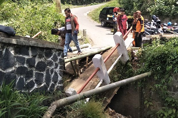 Perbaikan Jembatan Ambruk...