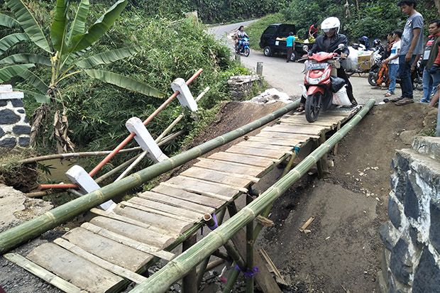 Jembatan Tak Diperbaiki,...