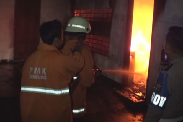 Gudang di Jombang Terbakar,...