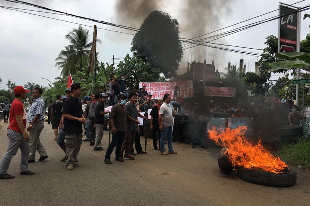 Tolak Eksekusi Lahan,...
