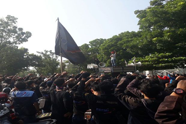 Buruh Gelar Aksi Solidaritas...