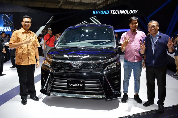 Empat Mobil MPV Toyota...