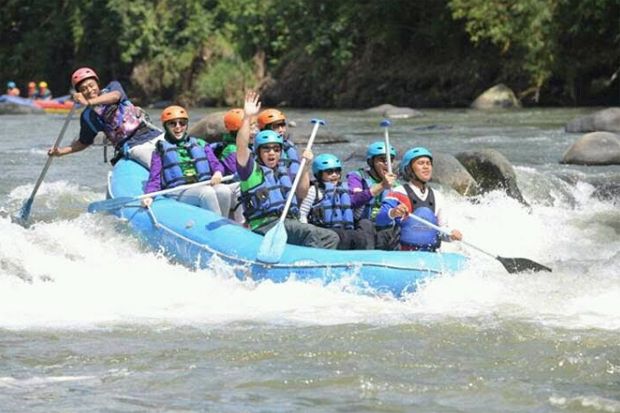 Keseruan Berarung Jeram...
