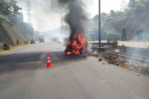 Hantam Pembatas Jalan,...