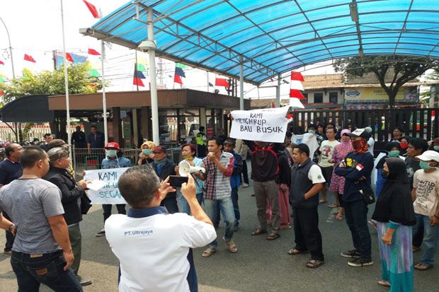Tak Tahan Bau Busuk,...