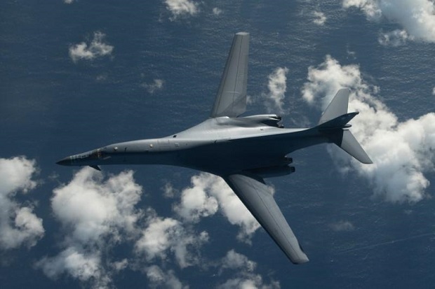 Pesawat Pengebom B-1B...