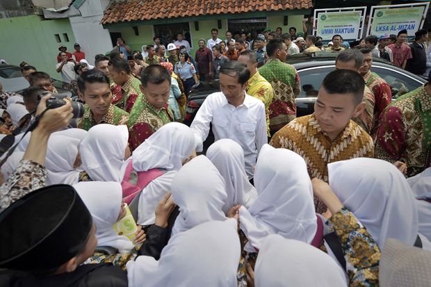 Jokowi Saksikan Jember...