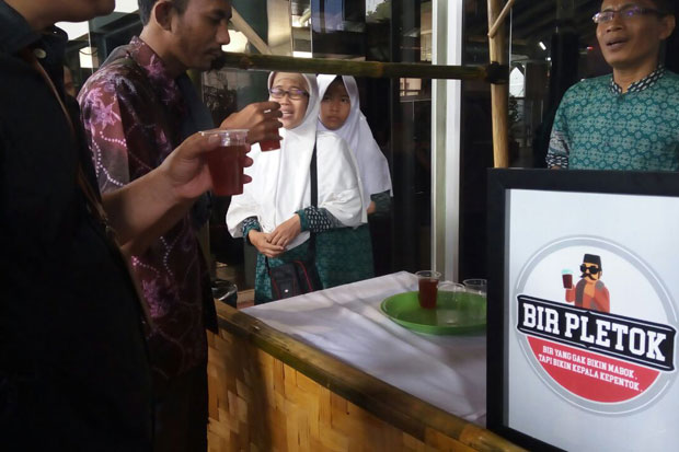 HUT Ke-33, Bandara Soetta...