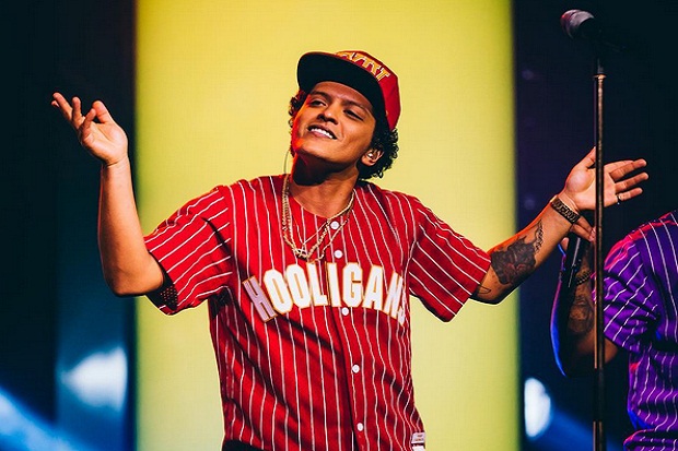 Bruno Mars Bantu Korban...