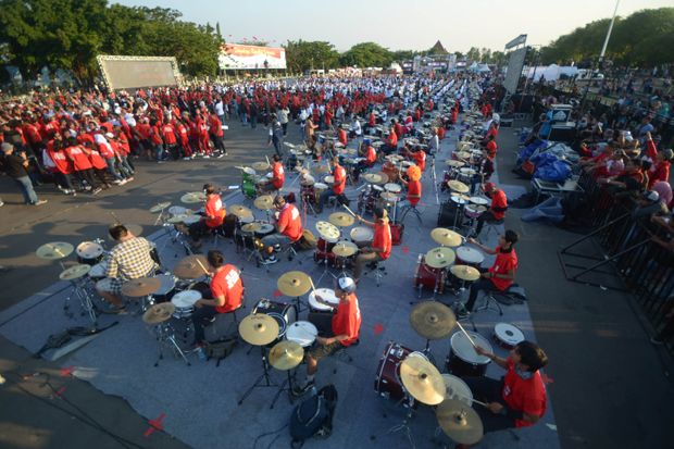 1.015 Musisi Pecahkan...