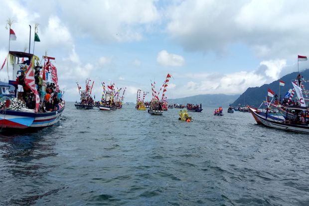 Ritual Labuh Laut Sembonyo,...