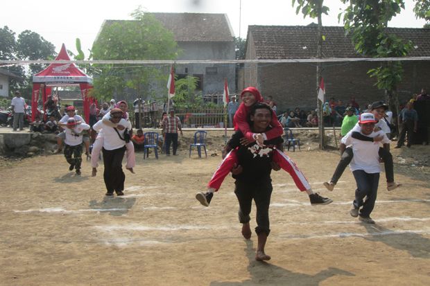 Lomba Lari Istri Gendong...