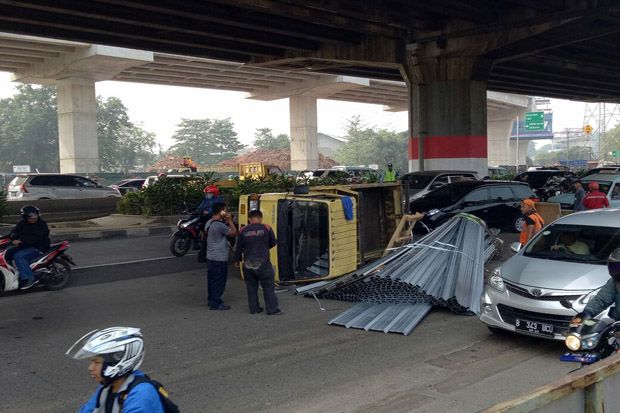 Truk Mengangkut Talang...