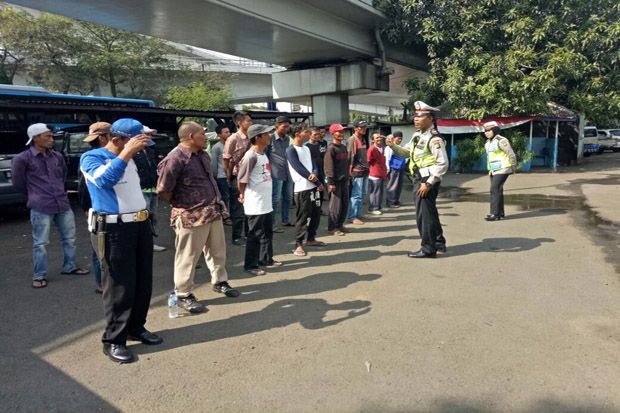 Atur Lalu Lintas, Polisi...