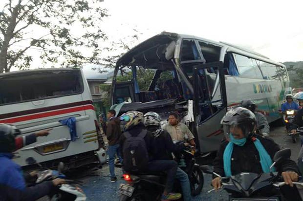 3 Bus Tabrakan Beruntun...