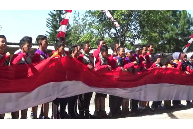 Ratusan Siswa Kibarkan...