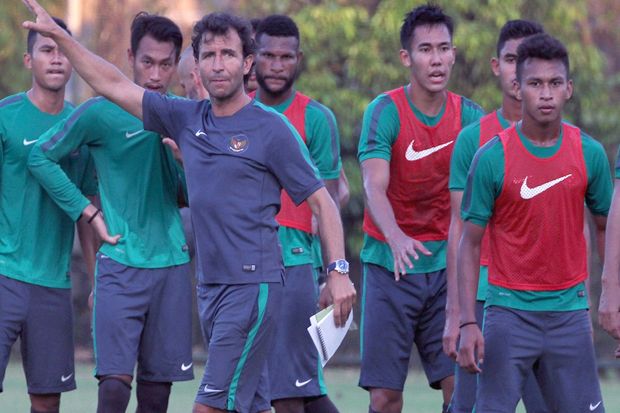 Luis Milla Beri Latihan...