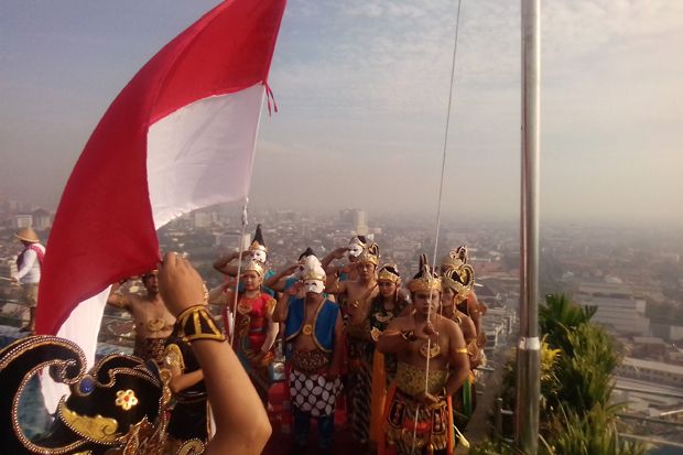Berbusana Tokoh Wayang,...