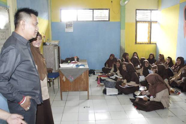 Siswa MTs Belajar di...