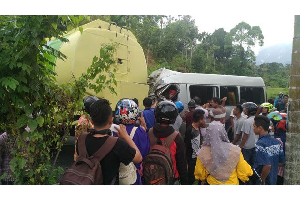 Truk Tangki Tabrak Minibus,...