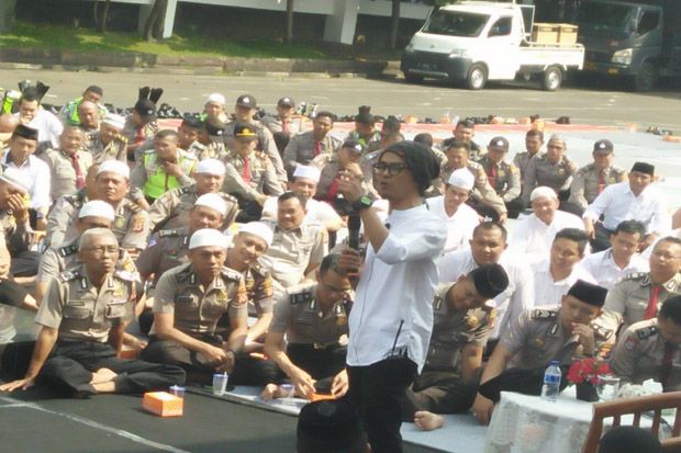 Ratusan Polisi Tertawa...