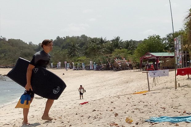 Enam Peselancar Indonesia...