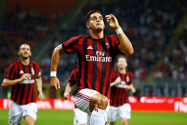 AC Milan Berpesta di...