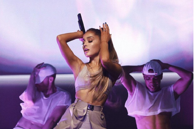 Ariana Grande Tuai Kritik...