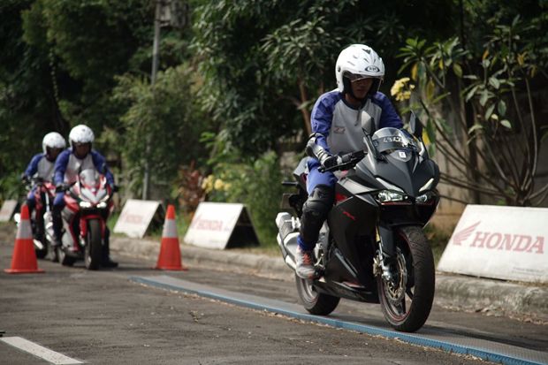 Konsumen Jajal Motor...