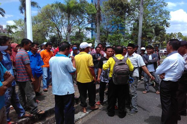Ratusan Sopir Lakukan...
