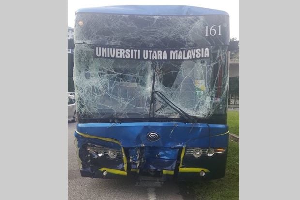 Bus Atlet Alami Kecelakaan,...